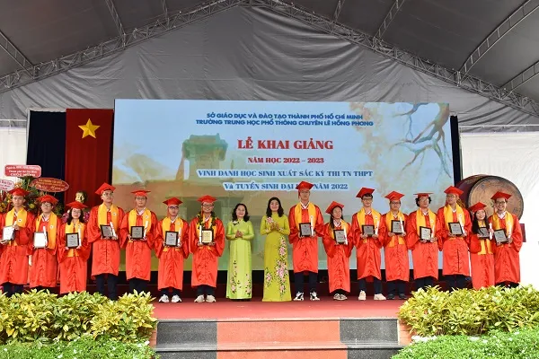 Lãnh đạo Thành phố dự khai giảng tại Trường Trung học phổ thông chuyên Lê Hồng Phong 2