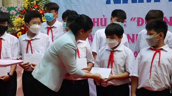 Trung ương Hội LHPN Việt Nam trao 20 suất học bổng cho học sinh mồ côi vì Covid-19 2