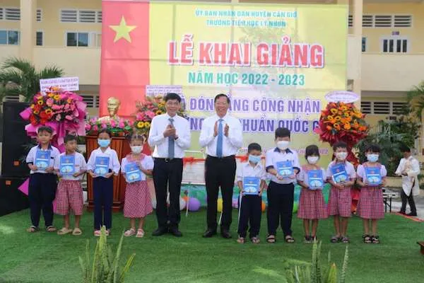 Bí thư Thành uỷ TPHCM Nguyễn Văn Nên đánh trống khai giảng năm học mới 2