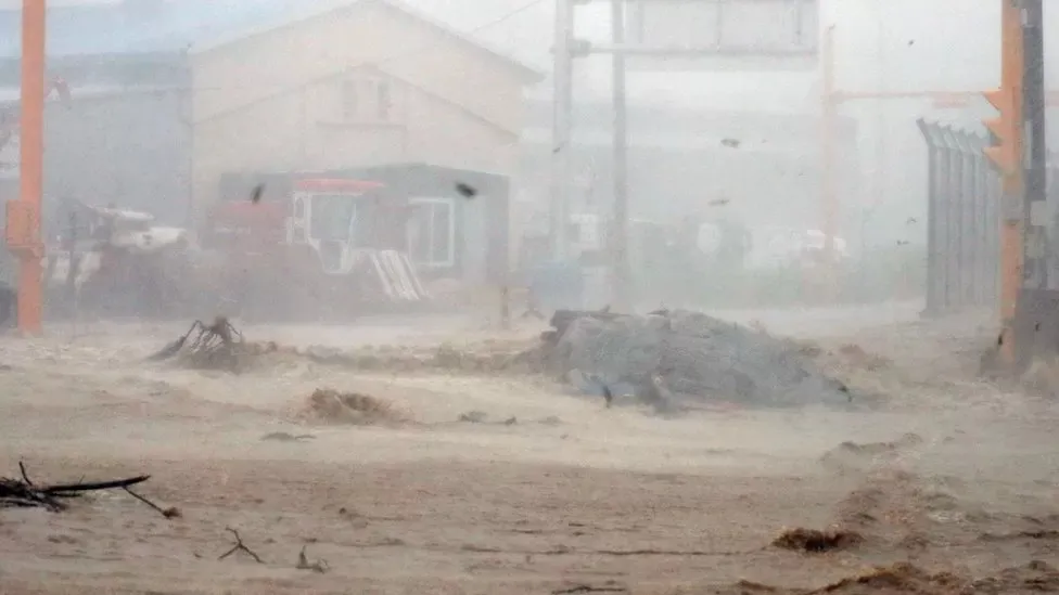 Siêu bão Hinnamnor quét qua Hàn Quốc, hàng ngàn người sơ tán