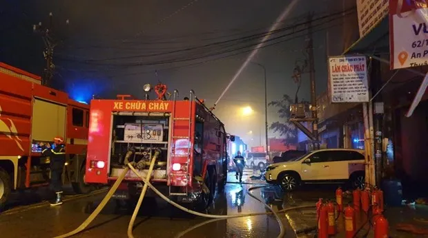 Bình Dương: Cháy lớn tại một quán karaoke 1