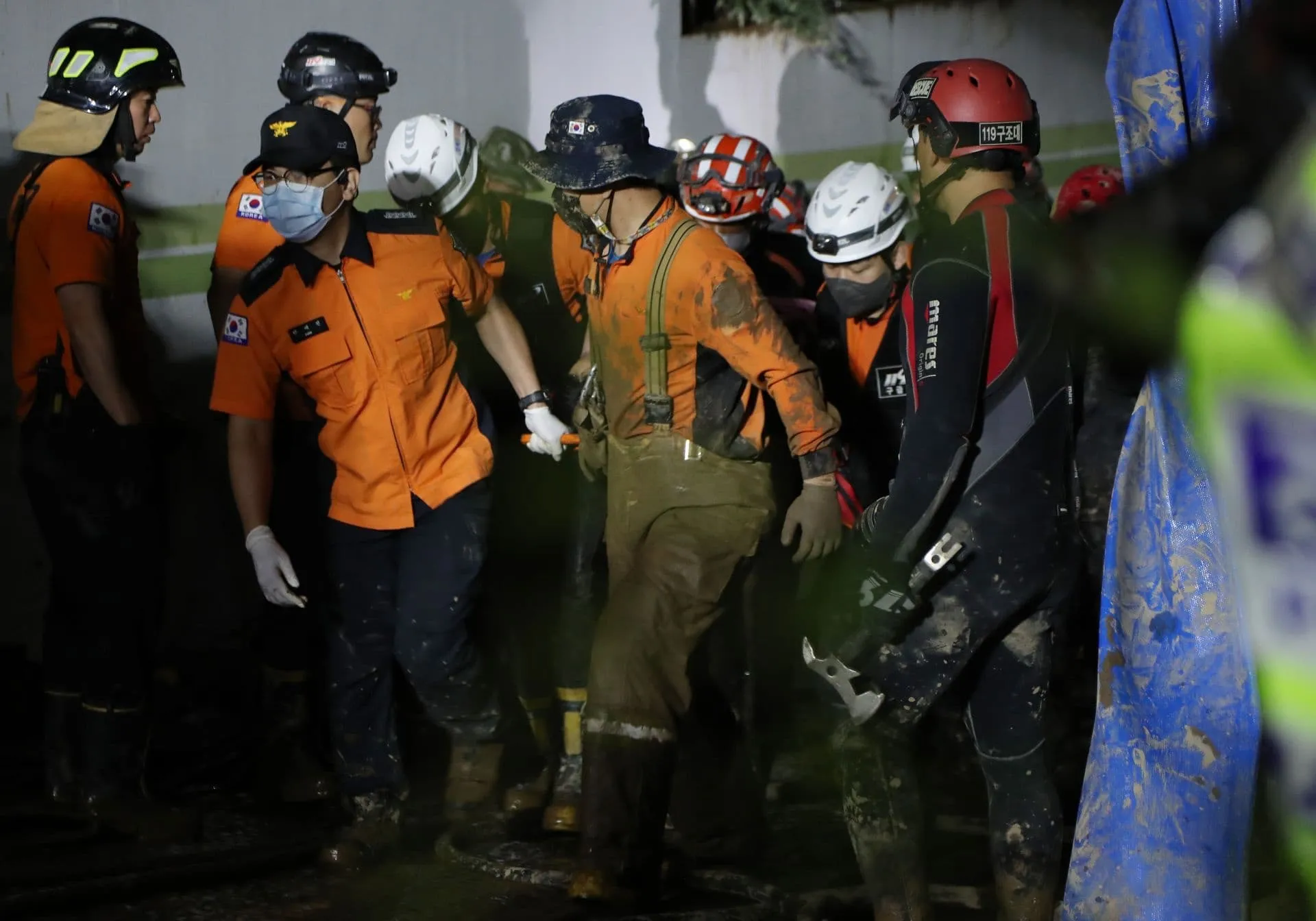 Lực lượng cứu hộ đưa một nạn nhân khỏi bãi đậu xe bị ngập do mưa lớn gây ra bởi bão Hinnamnor  ảnh chụp màn hình yonhap .jpg