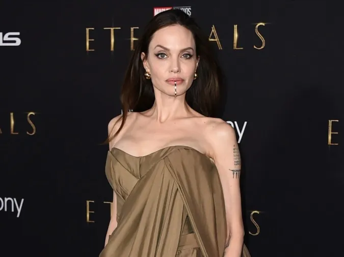 Angelina Jolie tiếp tục kiện Brad Pitt và đòi bồi thường 250 triệu USD 1