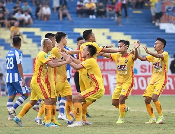 (VOH) - HAGL và Thanh Hóa đã có những chiến thắng theo cách khác nhau để giành vé vào bán kết Cup Quốc gia; Ấn định ngày ĐT Việt Nam tập trung, chờ bất ngờ từ HLV Park.