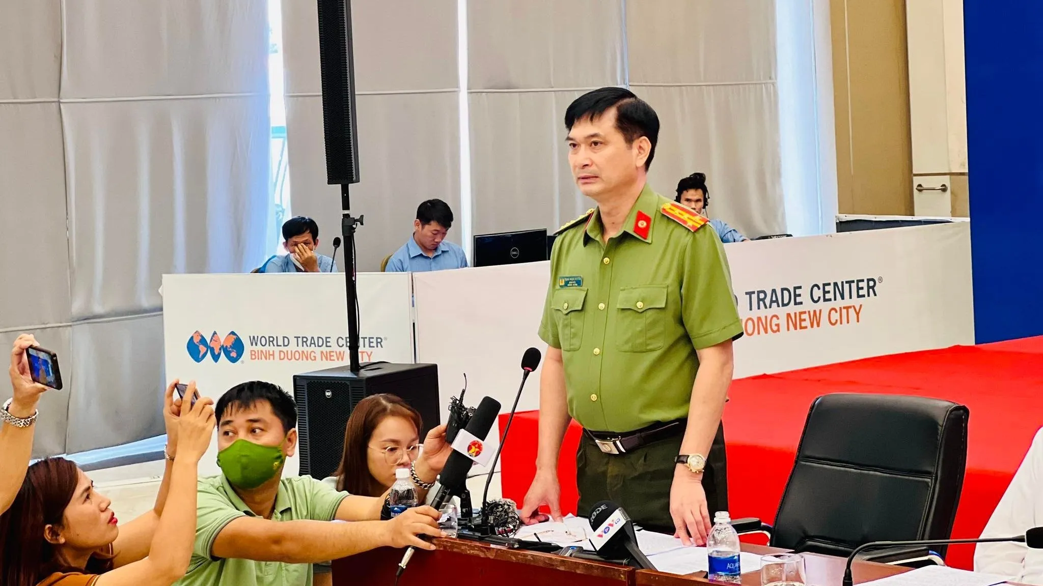Đại tá Trịnh Ngọc Quyên cung cấp thông tin tại buổi họp báo