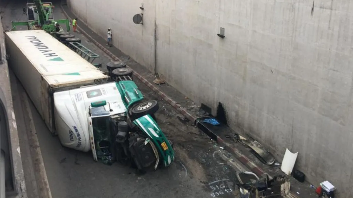 Tin tức tai nạn giao thông hôm nay 9/9/2022: Xe container lật ngang tại hầm chui ngã 4 Vũng Tàu