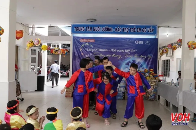 Mang Trung thu đến với trẻ em có hoàn cảnh đặc biệt tại Trung tâm Nuôi dưỡng và Bảo trợ trẻ em Gò Vấ 2
