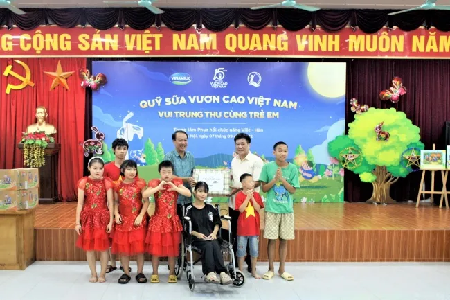 Vinamilk và quỹ sữa vươn cao Việt Nam cùng trẻ em vui Tết Trung thu 2