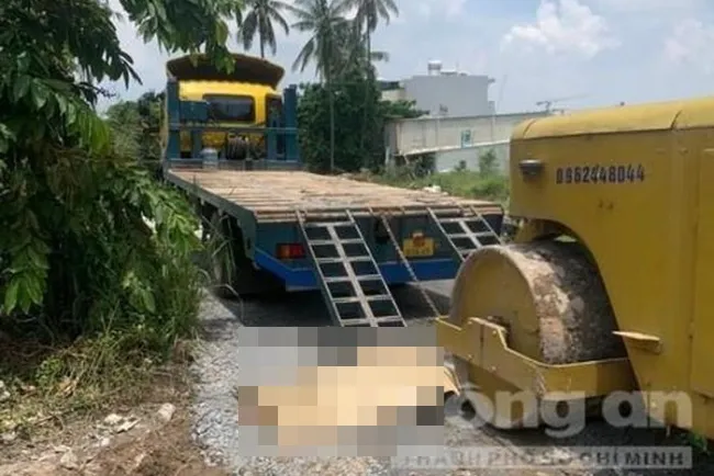 Xe 7 chỗ lao vào nhiều xe máy gần ngã tư Phú Nhuận 2