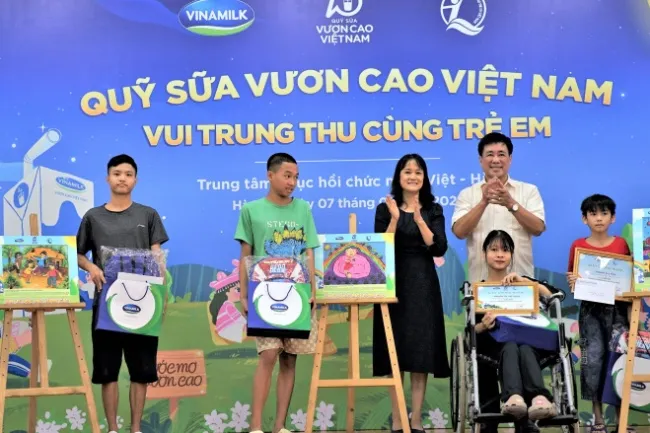 Vinamilk và quỹ sữa vươn cao Việt Nam cùng trẻ em vui Tết Trung thu 4
