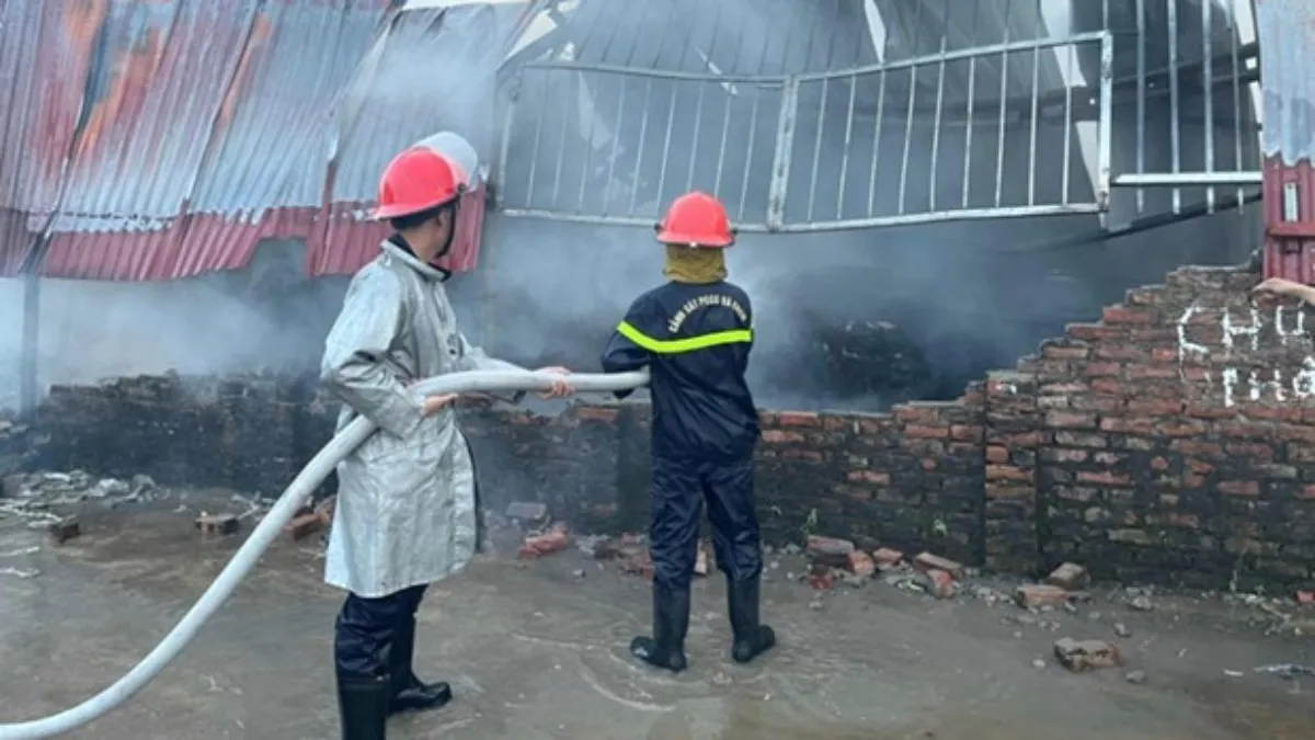 Hà Nội: Cháy xưởng chăn ga gối đệm, 3 người bị thương 
