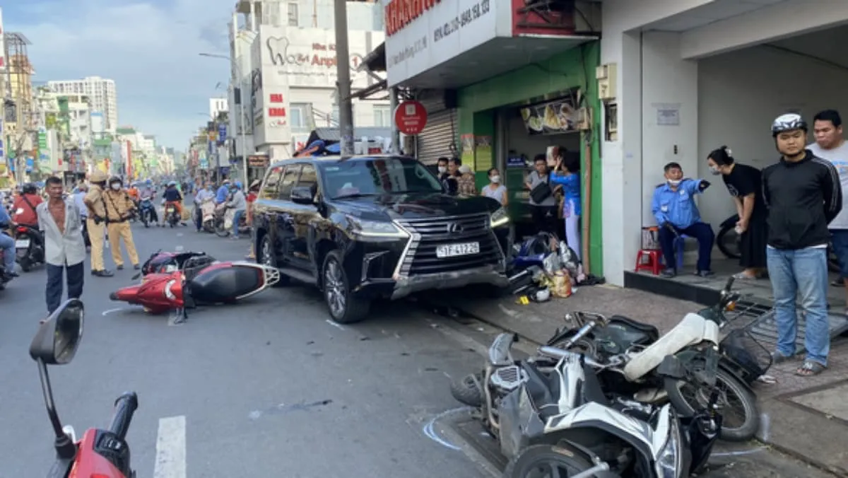 Xe 7 chỗ lao vào nhiều xe máy gần ngã tư Phú Nhuận