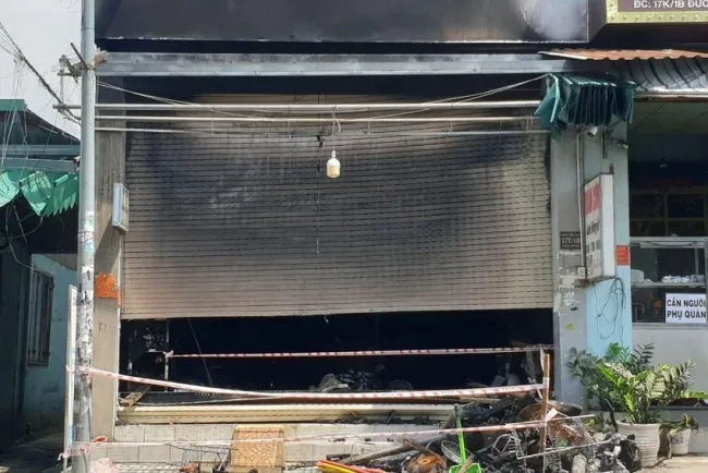 Hà Nội: Cháy xưởng chăn ga gối đệm, 3 người bị thương 2