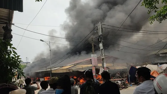 Tin nóng chiều 13/9: Cháy chợ ở Hưng Yên, nhiều ki ốt bị thiêu rụi 2
