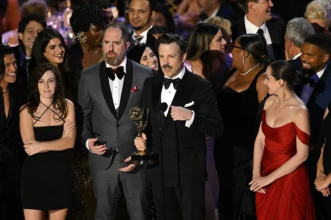 Danh sách thắng giải Emmy 2022: Squid Game lập kỉ lục nhưng gây tranh cãi 2