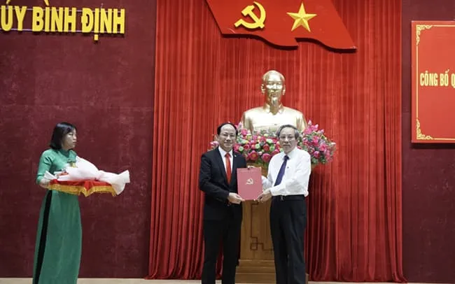 Ông Hoàng Đăng Quang - Phó trưởng Ban Tổ chức Trung ương trao quyết định cho ông Phạm Anh Tuấn.