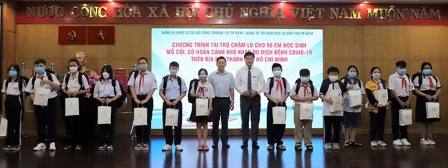  Ông Đinh Quốc Lâm - Bí thư Đảng ủy - Chủ tịch Hội đồng quản trị Tổng Công ty Phát Điện 3 (người đứng giữa) trao thưởng cho các em học sinh có thành tích xuất sắc trong năm học 2021 – 2022.