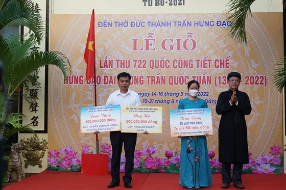 Ban quản lý đền đóng góp vào quỹ Vì biển đảo quê hương, quỹ Vì người nghèo và trao học bổng cho trẻ em nghèo có hoàn cảnh khó khăn.