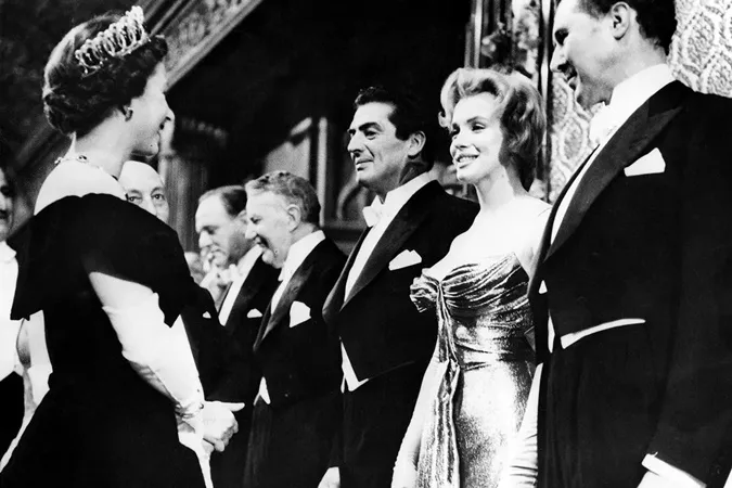 Cuộc gặp gỡ huyền thoại của Nữ hoàng Elizabeth II và minh tinh Marilyn Monroe 6