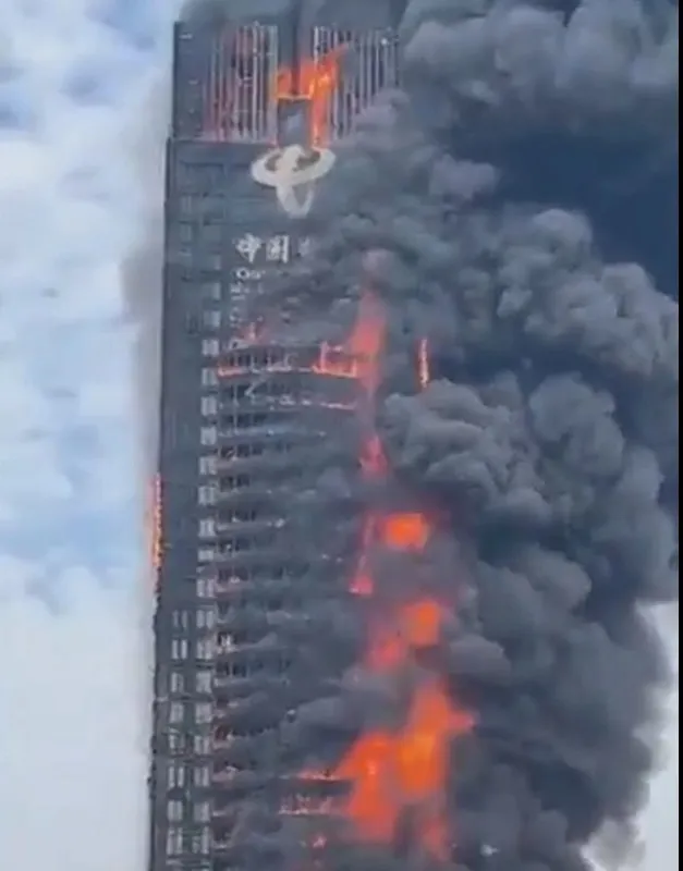 Cháy lớn tại tòa nhà chọc trời Trung Quốc 1