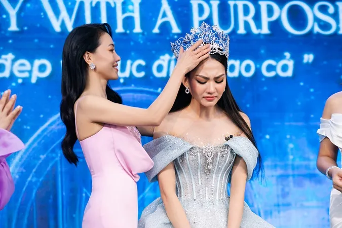 Hoa hậu Mai Phương bán vương miện giá 3 tỷ đồng, được mạnh thường quân tặng ngược trở lại 4