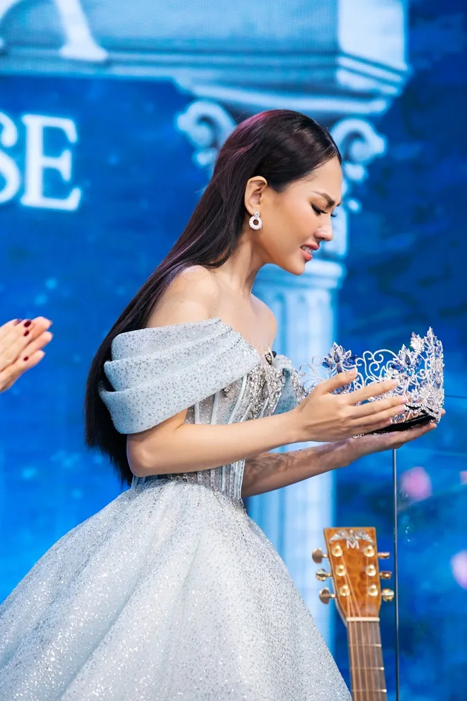 Hoa hậu Mai Phương bán vương miện giá 3 tỷ đồng, được mạnh thường quân tặng ngược trở lại 5