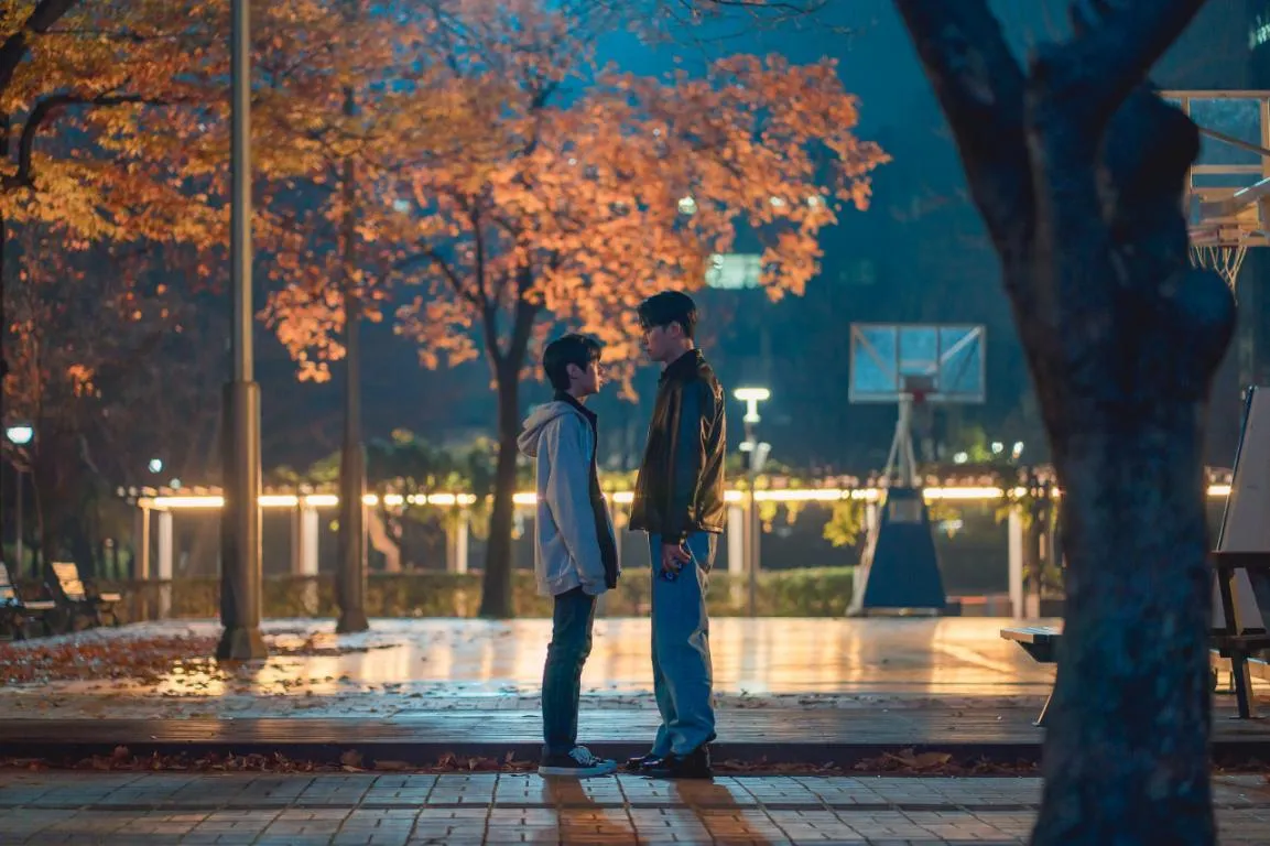 Trong phiên bản điện ảnh, Park Jae Chan và Park Seo Ham như phát ra ánh sáng, thu hút sự chú ý của khán giả ở mọi khung hình.