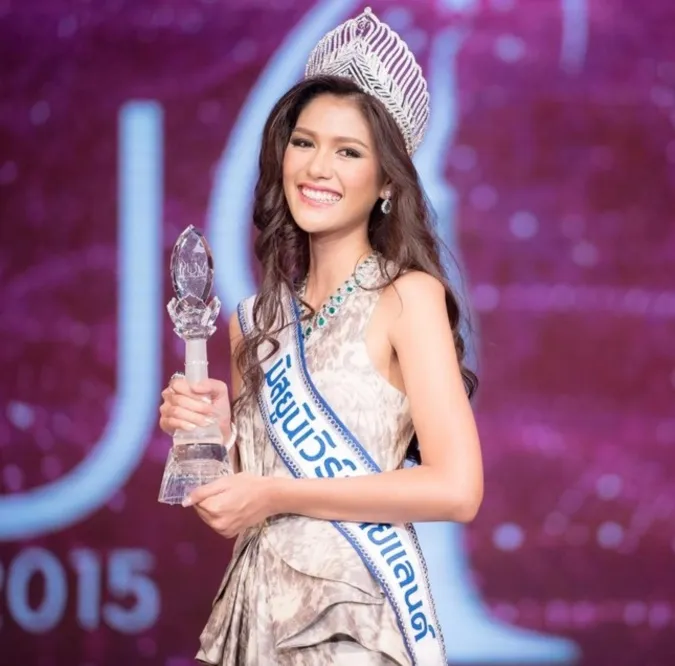 Cựu Hoa hậu Hoàn vũ Thái Lan 2015 bị tịch thu nhà vì khoản nợ của mẹ 1