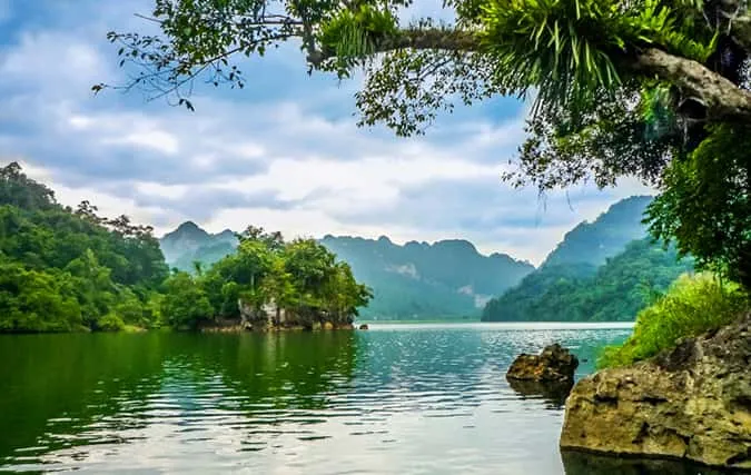 Top 11 hồ tự nhiên và nhân tạo lớn nhất thế giới 16