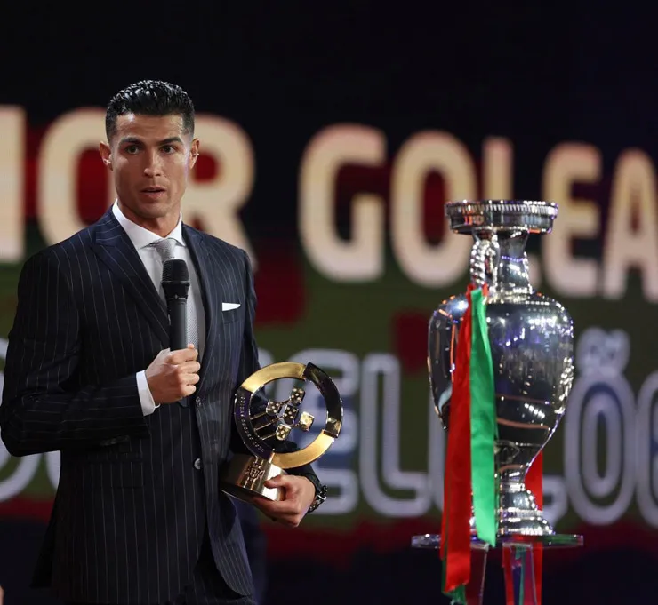 Ronaldo nhận giải thưởng cao quý - Pháp gặp khó vì các ca chấn thương