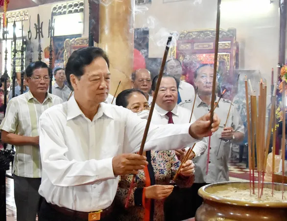 Ông Nguyễn Tấn Dũng - nguyên thủ tướng Chính phủ - và nhiều lãnh đạo tỉnh Kiên Giang thắp hương 