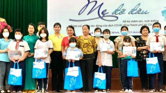 Bà Trần Thị Phương Hoa - Phó Chủ tịch Hội Liên hiệp Phụ nữ TP.HCM và bà Nguyễn Thị Thu Giang - Ủy viên Ban chấp hành Công đoàn Ngân hàng BIDV trao tặng học bổng và sổ tiết kiệm cho trẻ em mồ côi vì Covid -19.