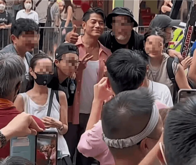Quách Phú Thành khá thân thiện khi chụp ảnh chung với khán giả. (Ảnh: Weibo)