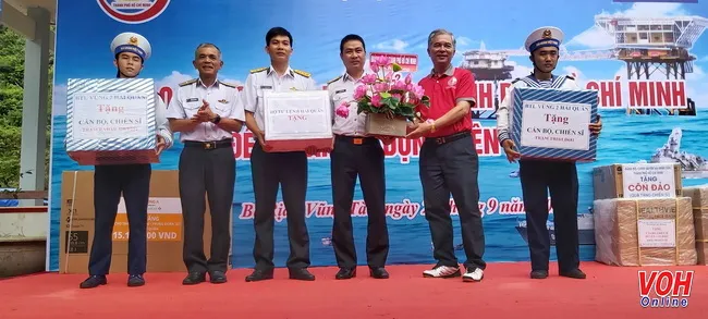 Đoàn công tác thành phố Hồ Chí Minh làm việc, tặng quà Trạm rada 590 – Côn Đảo 1