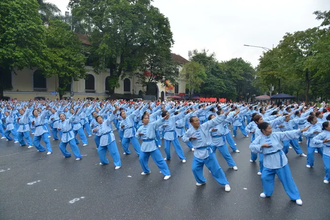 Hàng ngàn người cao tuổi Hà Nội tham gia đồng diễn dưỡng sinh chào mừng ngày Quốc tế người cao tuổi 1