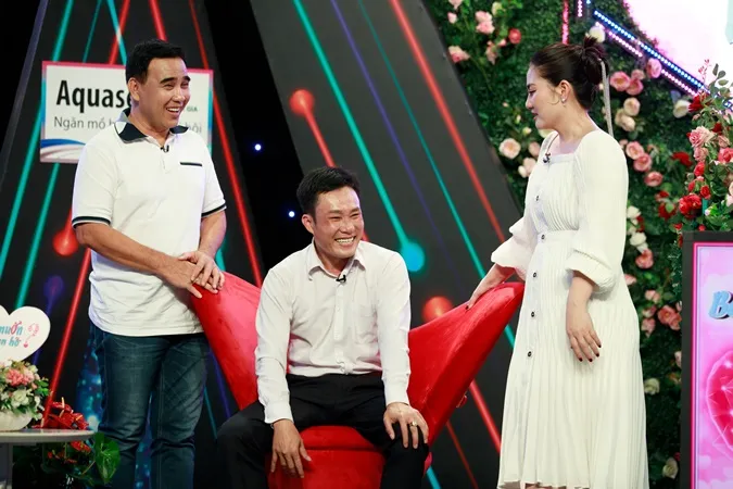 MC Quyền Linh - Ngọc Lan nhận thiệp mời đám cưới của cặp đôi được mai mối tại Bạn Muốn Hẹn Hò 2