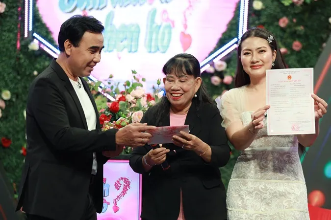 MC Quyền Linh - Ngọc Lan nhận thiệp mời đám cưới của cặp đôi được mai mối tại Bạn Muốn Hẹn Hò 5