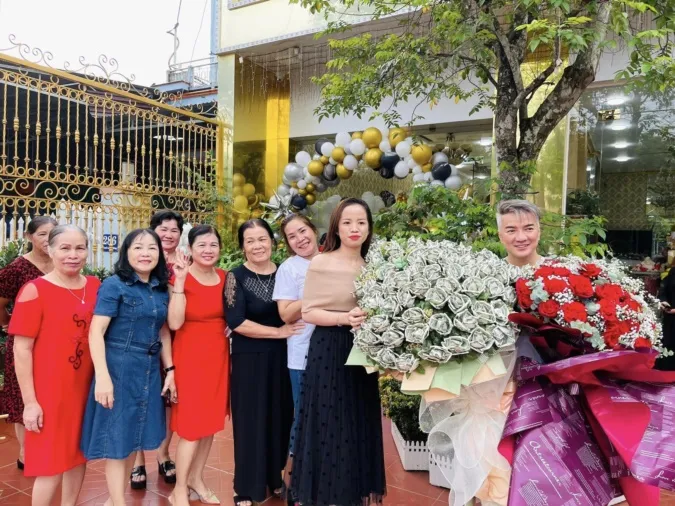 Đàm Vĩnh Hưng được 'fan ruột' tặng bó hoa từ tiền đô nhân dịp sinh nhật 3