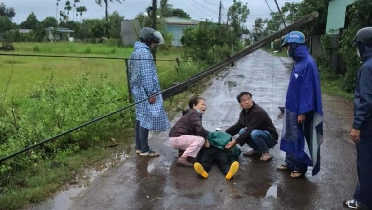 Tin tức tai nạn giao thông hôm nay 28/9/2022: Tông vào trụ điện đổ do mưa bão, một phụ nữ tử vong