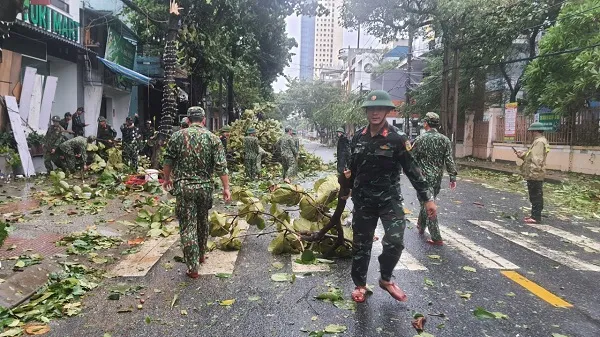 Đà Nẵng sau bão số 4: 3 nhà dân tốc mái, 400 cây xanh ngã đổ, 3.340 trạm biến áp bị mất điện 1