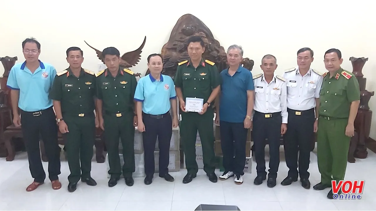 Phó bí thư Thành ủy TPHCM Nguyễn Văn Hiếu tặng quà cho cán bộ, chiến sĩ trên quần đảo Thổ Chu