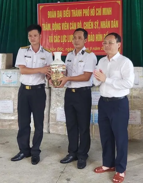 TPHCM thăm, tặng quà cho lực lượng đóng quân và nhân dân trên đảo Hòn Đốc – Kiên Giang