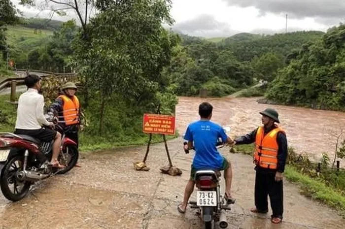 Nhiều địa phương tại miền Trung ngập lụt do mưa lớn 