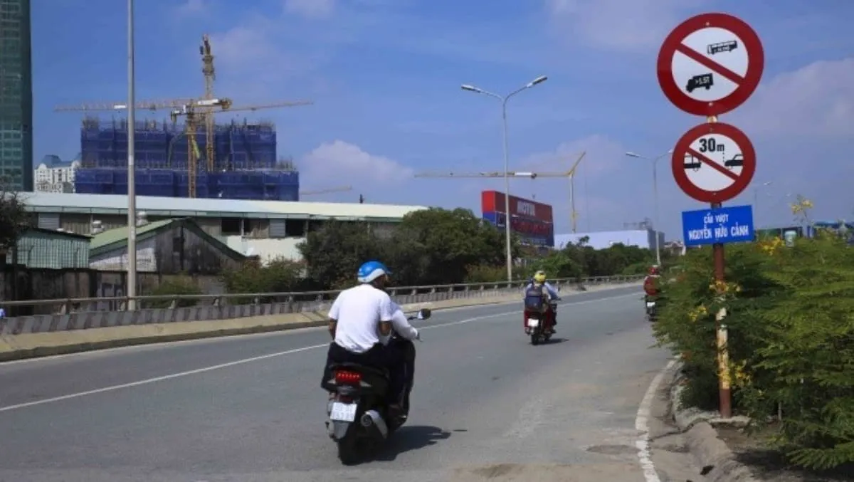 Cấm tất cả các loại xe lưu thông trên cầu vượt Nguyễn Hữu Cảnh