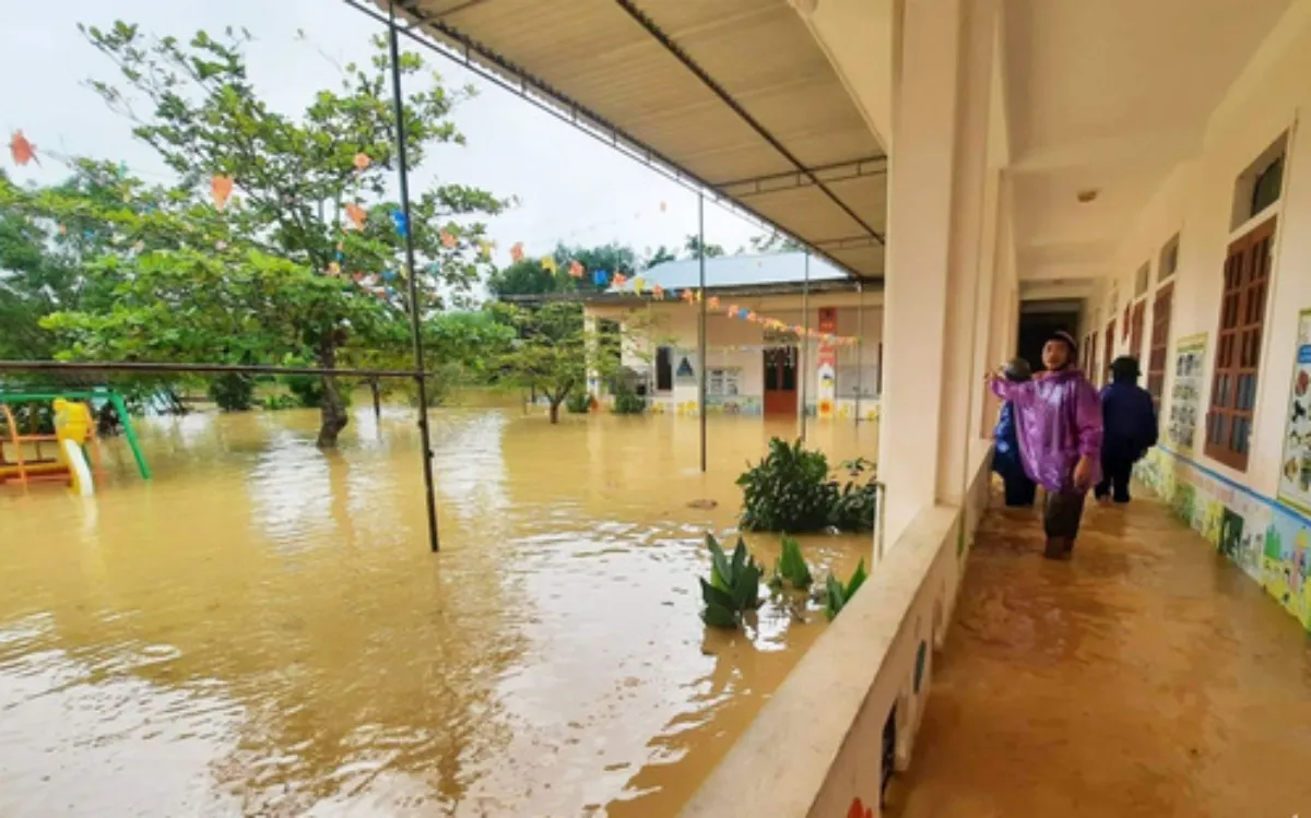 Nghệ An: Gần 300 trường cho học sinh nghỉ học do mưa ngập sâu