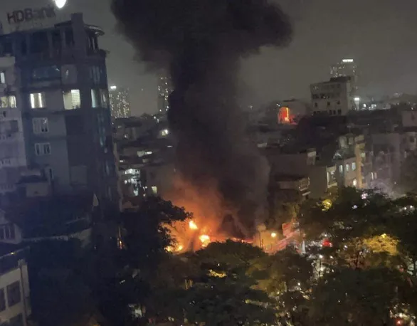 Cháy lớn trên phố Nhân Hòa, Hà Nội vào tối qua