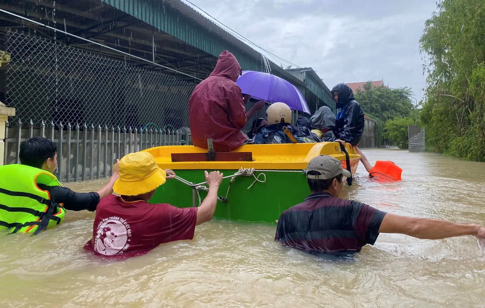 Hàng ngàn nhà dân bị ngập lụt ở Nghệ An, Hà Tĩnh