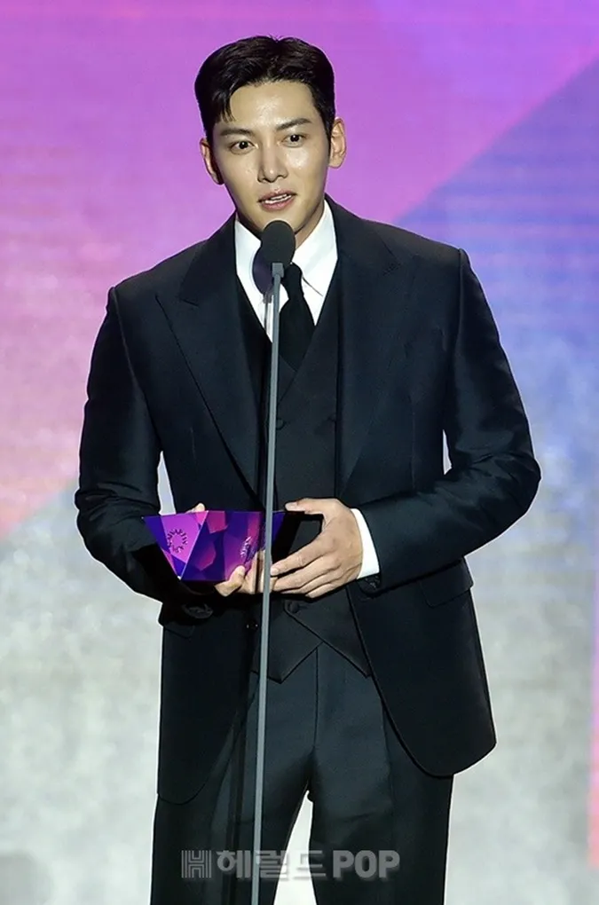Kết quả APAN Star Awards 2022: Song Joong Ki thắng Daesang, dàn mỹ nam cùng thắng lớn 12