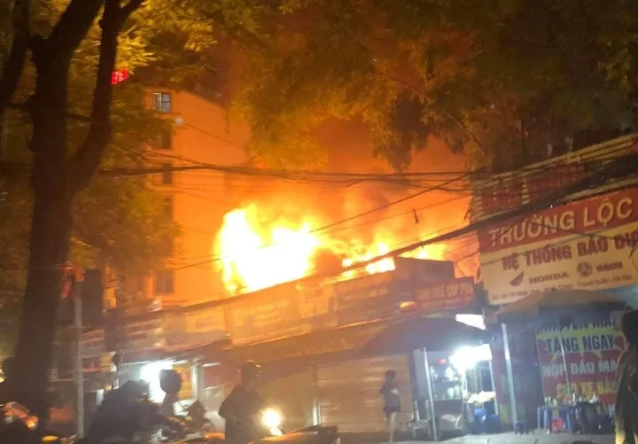 Cháy thiêu rụi 3 ngôi nhà  ở Hà Nội