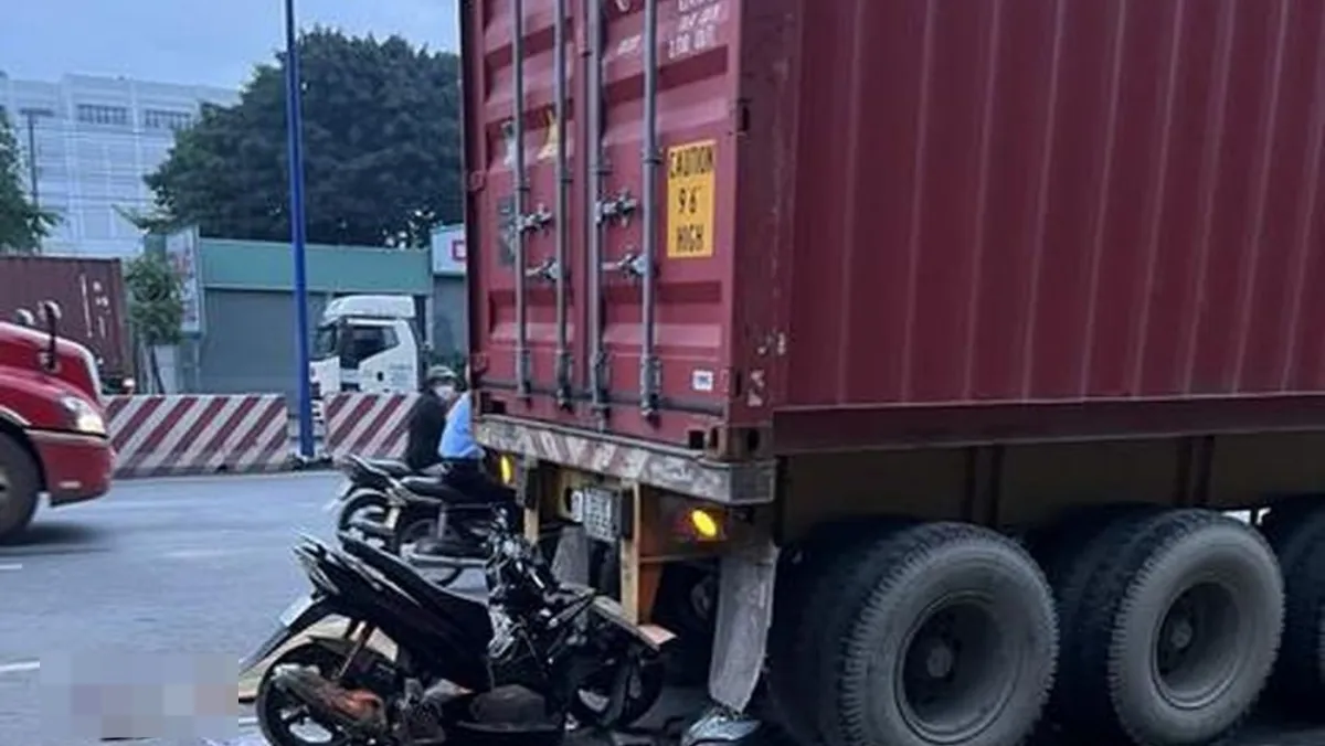 Tin tức tai nạn giao thông hôm nay 30/9/2022: Xe máy tông trực diện container đậu ven đường